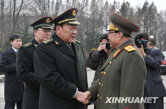 11月22日，朝鮮人民武力部部長金永春次帥（右）在平壤祖國解放戰(zhàn)爭勝利紀(jì)念塔廣場歡迎到訪的中國國務(wù)委員兼國防部長梁光烈。新華社記者姚西蒙攝