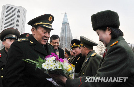 11月22日，中國國務委員兼國防部長梁光烈（左）在平壤祖國解放戰(zhàn)爭勝利紀念塔廣場接受獻花。新華社記者姚西蒙攝