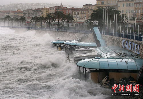 巨浪襲擊城市的海岸后造成城市道路癱瘓