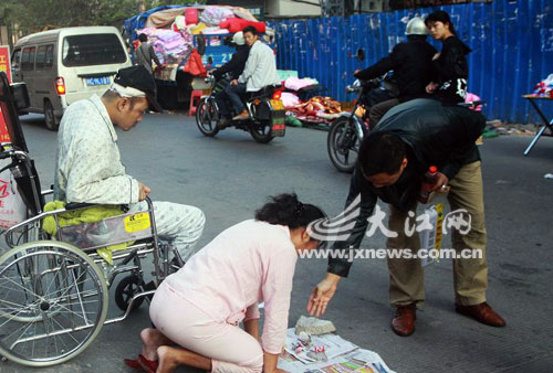 兒患腦溢血生活無(wú)法自理六旬母下跪乞討籌錢（圖）