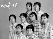 1979年10月，這一次，變化悄悄顯現(xiàn)，有人燙起了新潮的發(fā)型，梳起了卷卷的劉海。