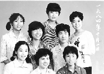 　1984年10月1日，不知是不是短發(fā)流行，女孩們形象大變，8個人中有6個剪短了頭發(fā)。