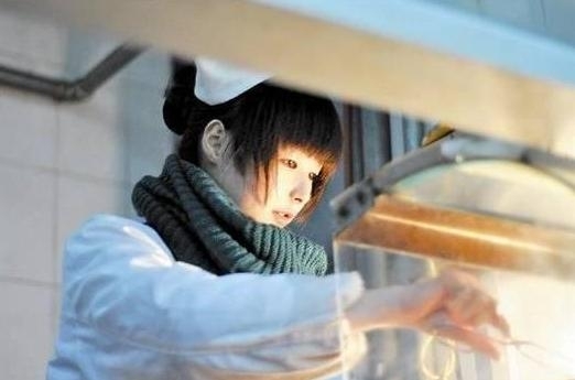 華中師大東二食堂的一名22歲女服務(wù)員則因外貌清純似10余歲的少女，周邊高校大學(xué)生稱為“華師萌廚娘”。