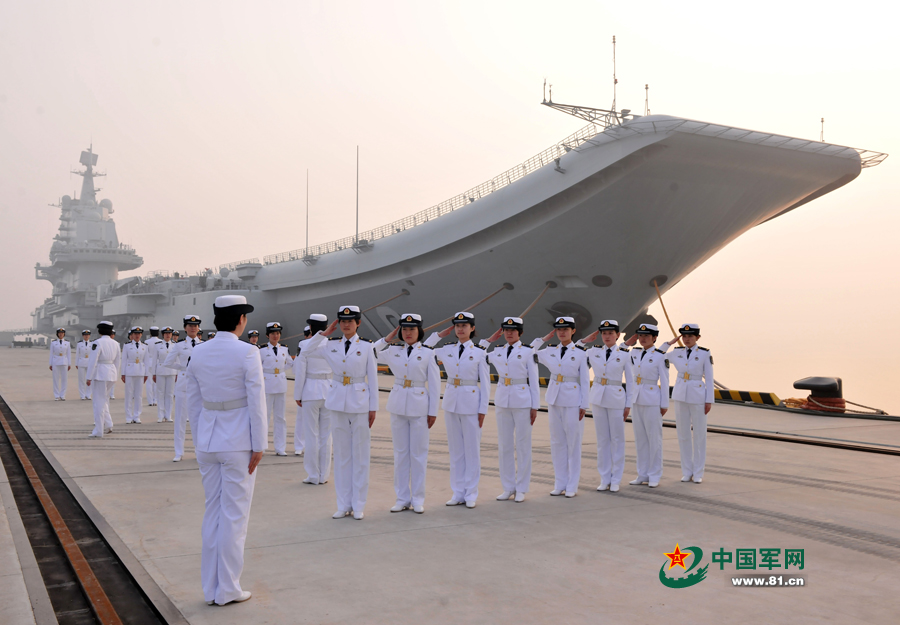 遼寧艦女艦員在進(jìn)行隊列訓(xùn)練。本網(wǎng)通訊員 張凱 攝