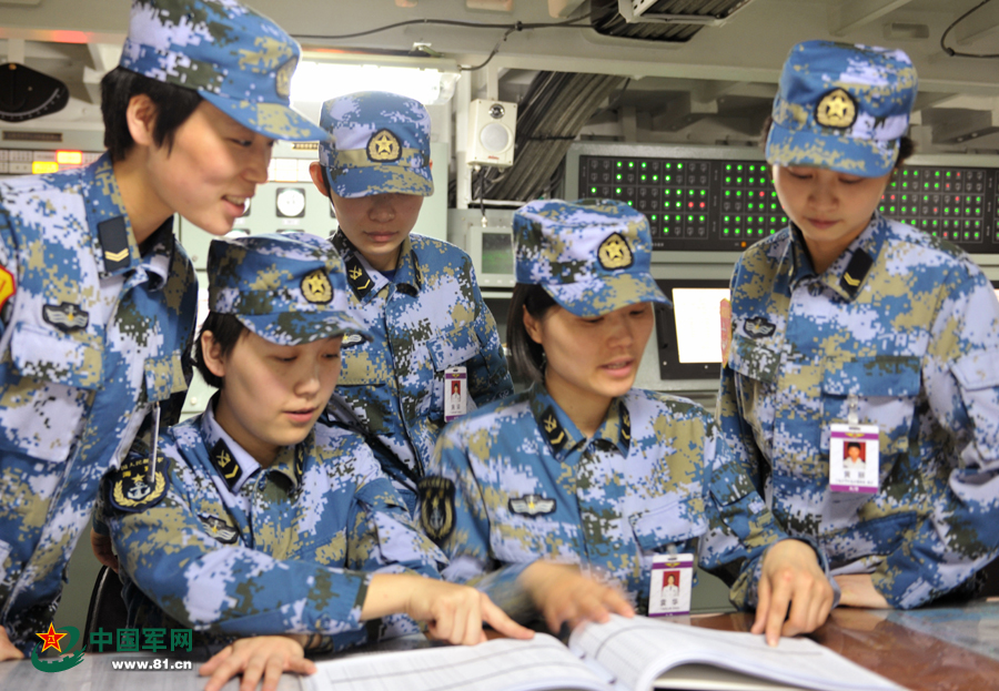 遼寧艦女艦員共同學(xué)習(xí)專業(yè)知識。本網(wǎng)通訊員 王松岐 攝