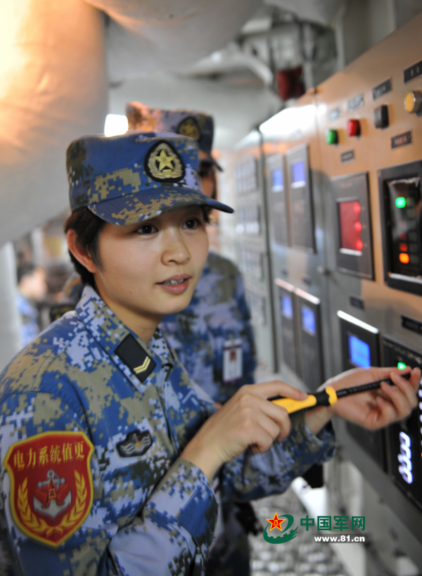 電工女艦員檢查設(shè)備。本網(wǎng)通訊員 王松岐 攝