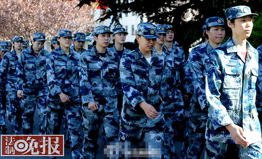 圖為女排姑娘在空軍訓(xùn)練基地進(jìn)行軍訓(xùn)。