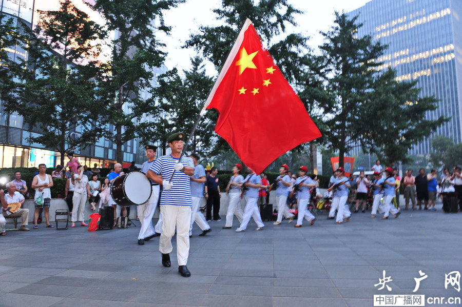 大媽跳廣場舞紀念“七七事變”