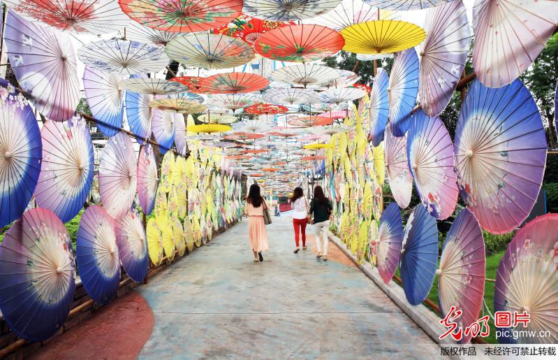 瀘州萬把非遺油紙傘“開花”迎國(guó)慶