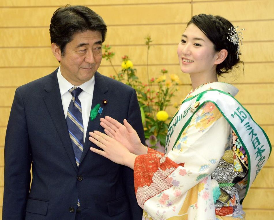 安倍接見日本櫻花女王、綠色女神