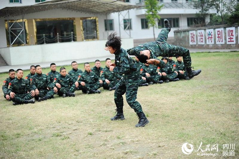 女子特警隊(duì)老兵在進(jìn)行擒敵訓(xùn)練。（圖片由四川武警涼山支提供）