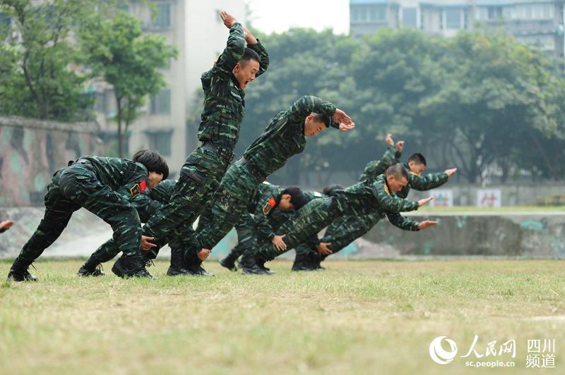 訓(xùn)練場上，與男兵一比高低。（圖片由四川武警涼山支提供）