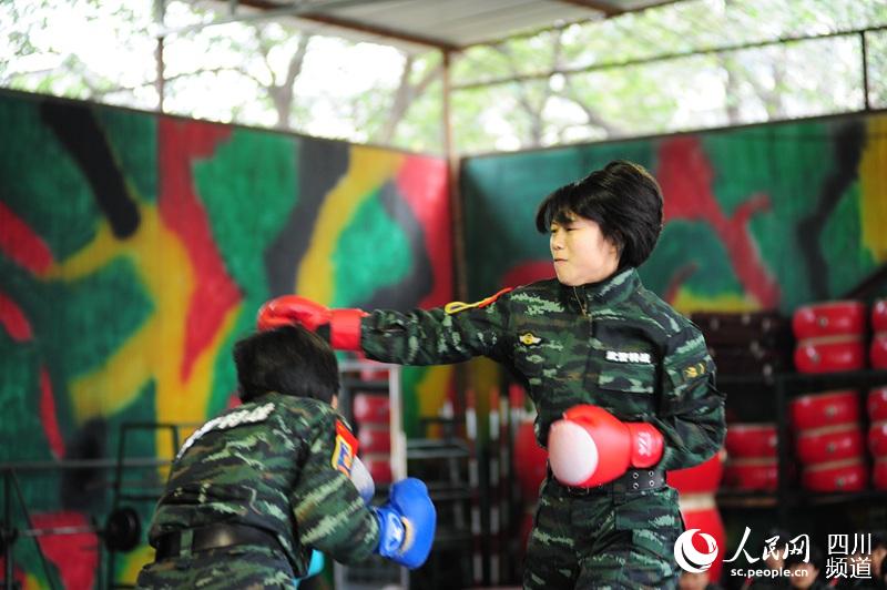 對(duì)抗賽，打出不一樣的風(fēng)采。（圖片由四川武警涼山支提供）