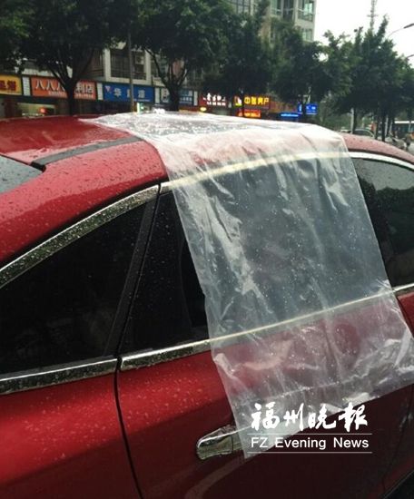 女子忘關(guān)車窗后暴雨來襲　好心人用塑料膜蓋住車