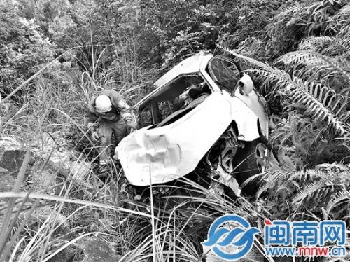 夫妻探母途中遇車(chē)禍　丈夫身亡妻子徒手攀爬懸崖