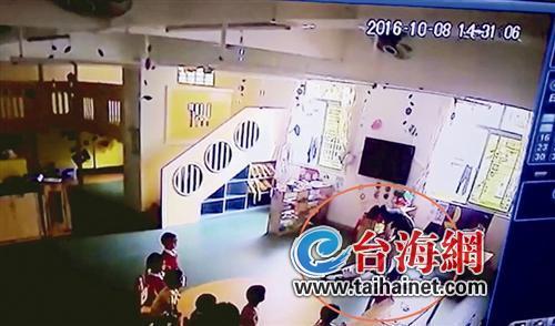 監(jiān)控曝光泉州某幼兒園老師拖拽小孩　家長討說法未果