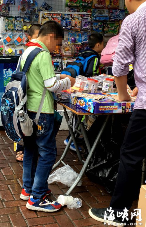 文具店內(nèi)，小學(xué)生扎堆買山寨“彩票”