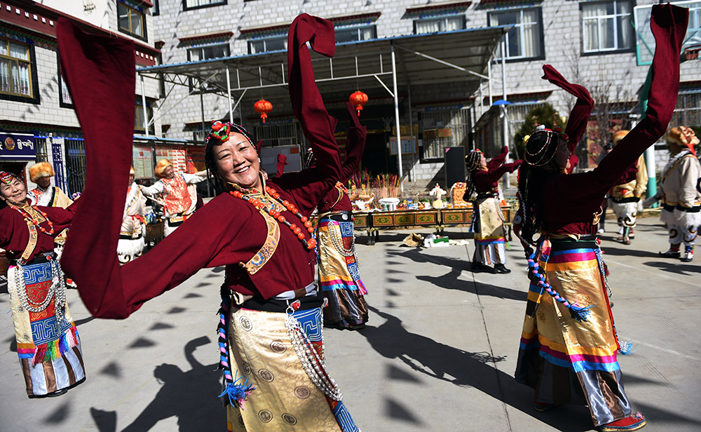 2月27日，拉薩市城關(guān)區(qū)阿壩林卡社區(qū)老年文藝隊(duì)表演舞蹈。