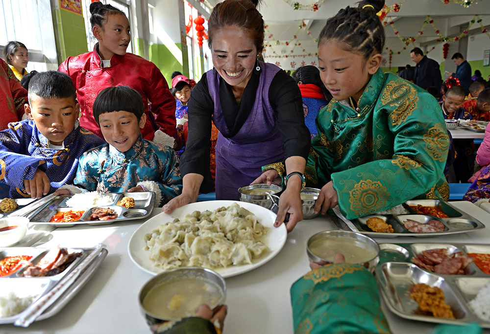 2月27日，在西藏自治區(qū)兒童福利院，老師端上熱騰騰的水餃，歡慶藏歷新年。