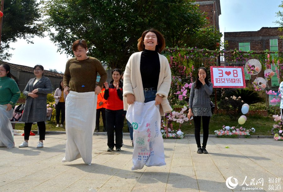  “迎三八”：泉州市泉港區(qū)的女干部在開展戶外拓展活動。林弘梫攝